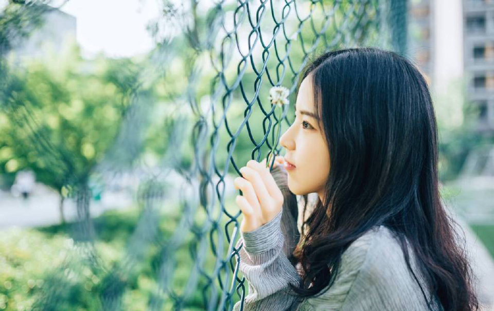“喏！”小校点点头，神色慌急道：“回将军，泠苞被刘璝说降，如今已经打开城门，庞统、魏延已经带着兵马杀进城来，将军，我们该怎么办？”